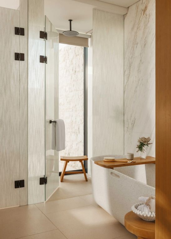 Helles Badezimmer mit modernem Design und freistehender Wanne in der Nostos Villa