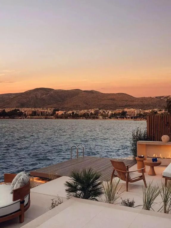 Panoramablick auf das Meer bei Sonnenuntergang von der Terrasse der Suite aus