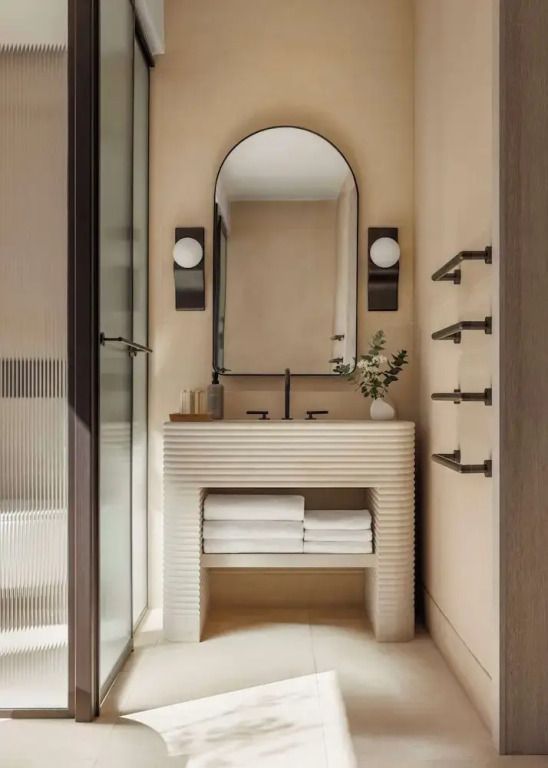Badezimmer mit modernem Waschtischdesign und elegantem Spiegel