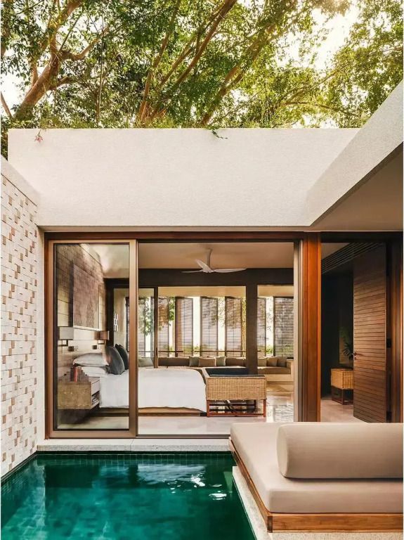 Harmonisches Zusammenspiel von Innenraum und Terrasse mit Pool in der Suite.