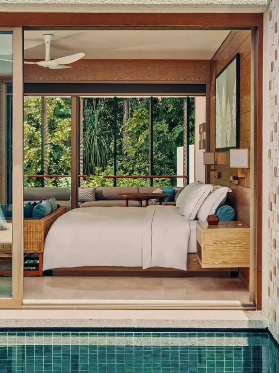 Luxuriöses Schlafzimmer der Rainforest Junior-Suite mit Doppelbett und Blick auf den Wald