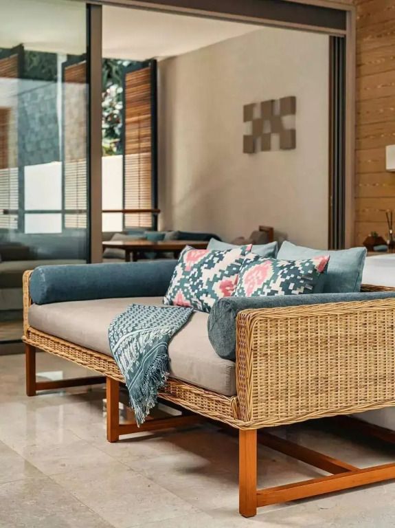 Gemütliches Loungesofa in der Rainforest Junior-Suite mit eleganten Kissen