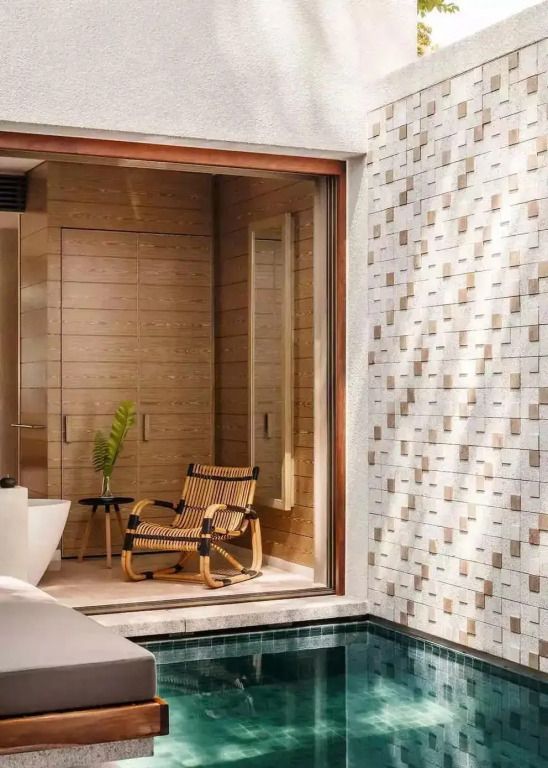Moderner Innenhof mit Pool und eleganten Liegestühlen
