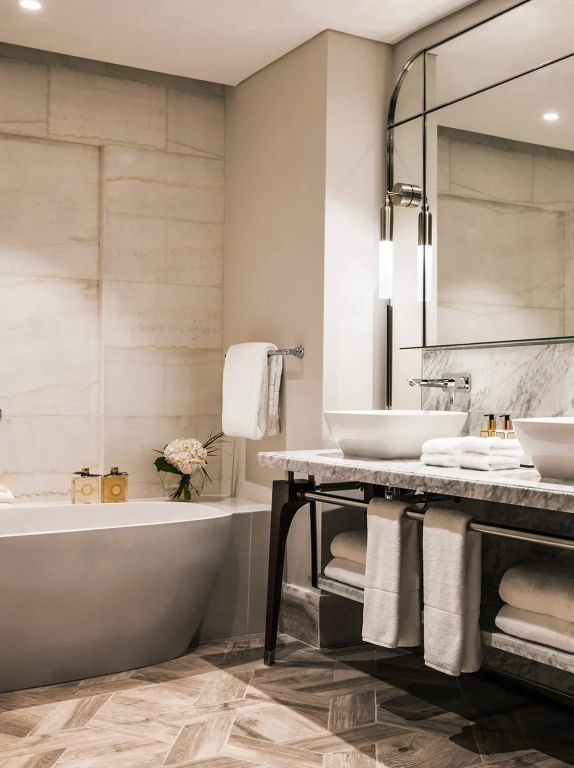 Modernes Badezimmer mit freistehender Badewanne und Doppelwaschbecken.