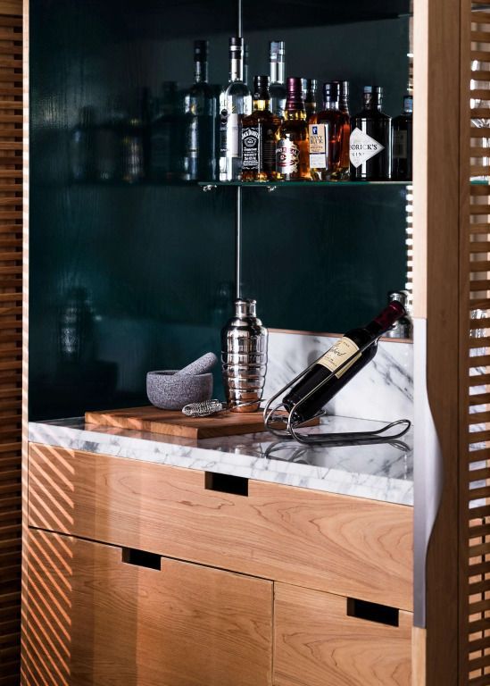 Privater Barbereich in der Suite mit edlen Spirituosen und Weinflasche.