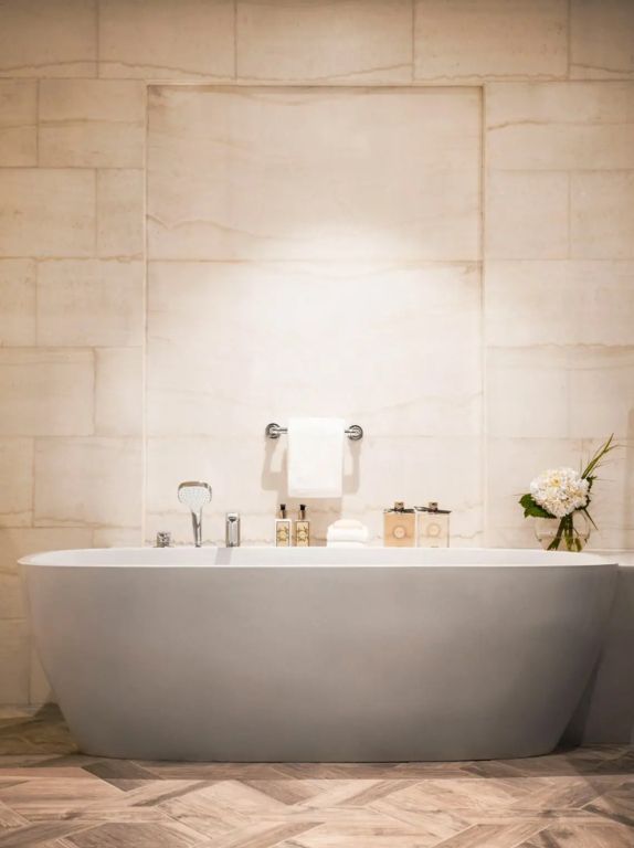 Luxuriöses Badezimmer mit freistehender Badewanne