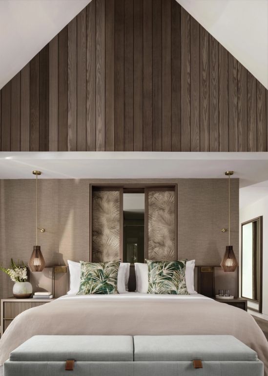 Luxus-Schlafzimmer mit hohen Holzdecken und eleganten, hängenden Lampen.