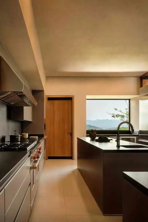 Elegante Küche mit modernen Geräten und Bergblick