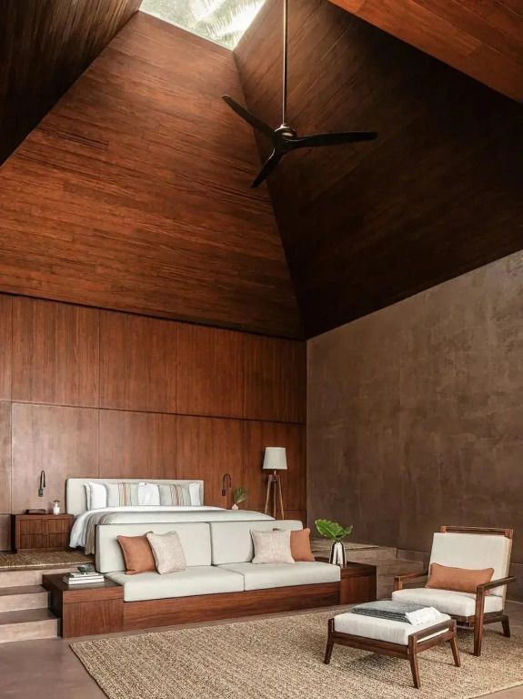 Luxuriöses Schlafzimmer mit Holzakzenten und hohen Decken