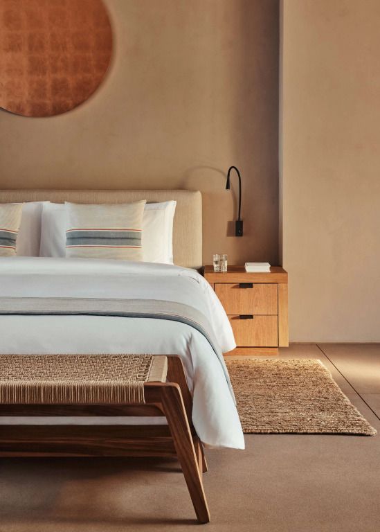 Modernes Schlafzimmer mit komfortablem Doppelbett