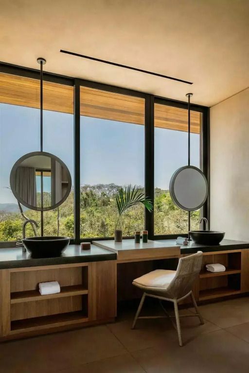 Modernes Badezimmer mit Doppelwaschbecken und großen Fenstern