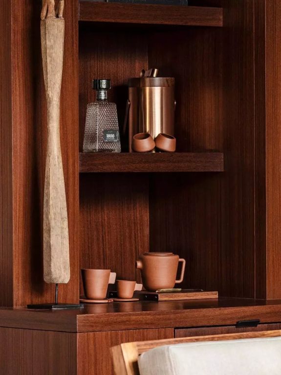 Elegantes Regal aus dunklem Holz mit moderner Dekoration und Teeservice im Ocean Doppel Treehouse.