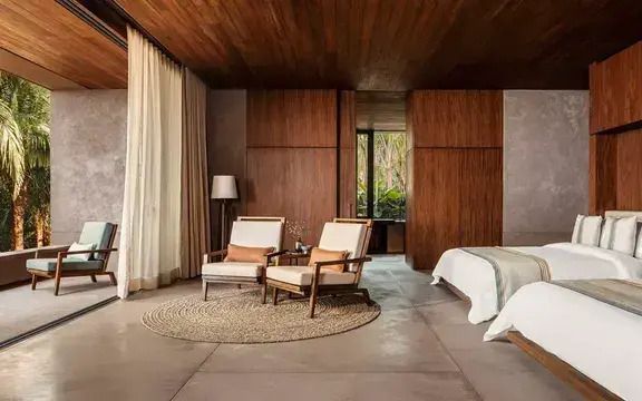 Luxusvilla mit Holzelementen und eleganter Sitzecke im ONE&ONLY Mandarina.