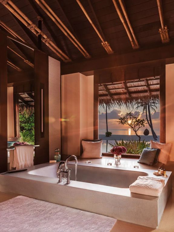 Luxuriöse Badewanne mit Blick auf Sonnenuntergang und Meer