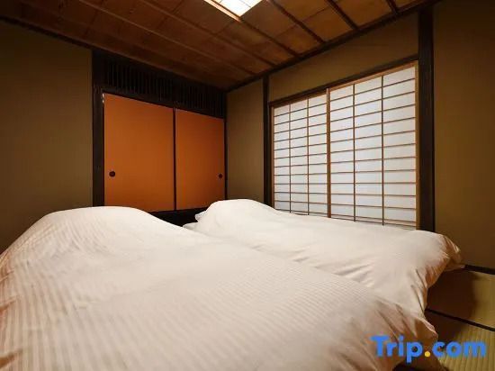 Japanisches Schlafzimmer mit zwei Einzelbetten und traditioneller Einrichtung