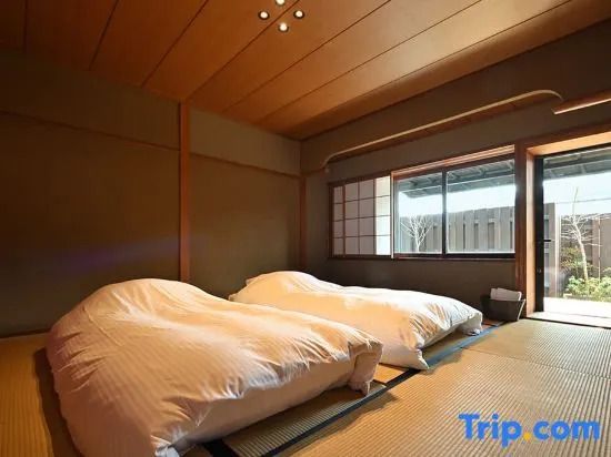 Traditionelles japanisches Zimmer mit Futonbetten und Shoji-Wand