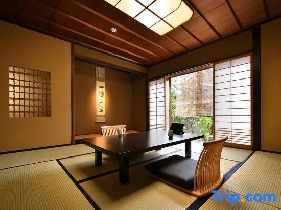 Minimalistisches japanisches Wohnzimmer mit Tatamimatten und tiefem Tisch