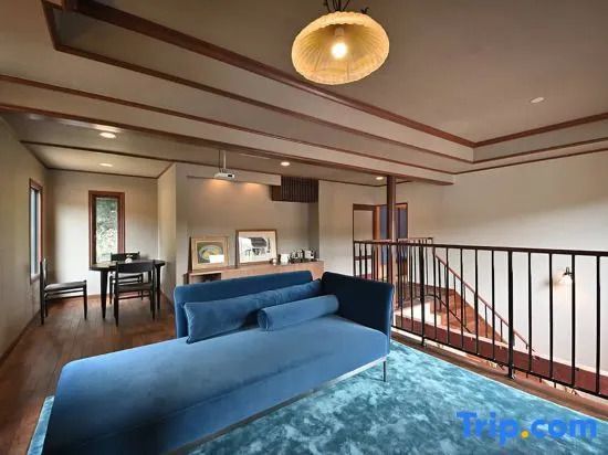 Elegante Suite mit blauem Sofa und modernem Design