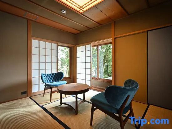 Traditionelle japanische Sitzecke mit moderner Einrichtung und Blick ins Grüne