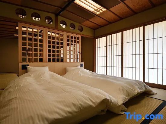 Traditionelles japanisches Zimmer mit zwei Futonbetten und Shoji-Türen