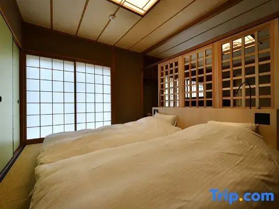 Zweibettzimmer im japanischen Stil mit Shoji-Raumtrennern