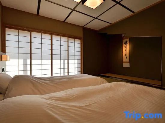 Japanisches Zimmer mit Futon und ruhiger Beleuchtung