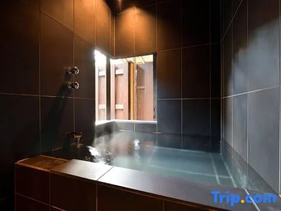 Luxuriöser Onsen-Bereich mit warmem Wasser und Fensterblick