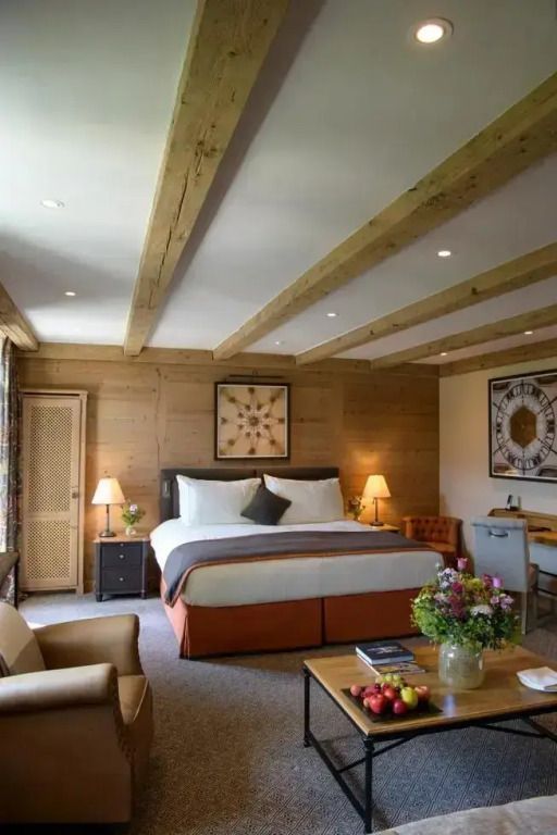 Alpine Suite mit Doppelbett und Holzbalken an der Decke