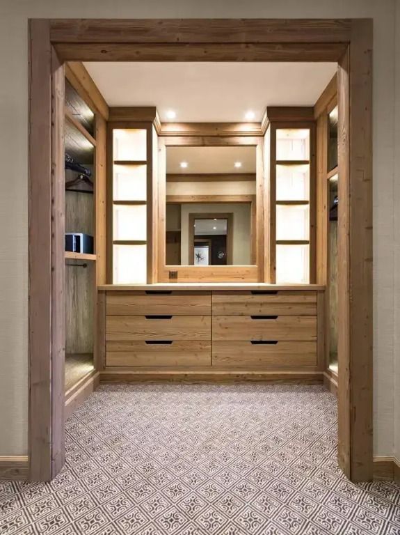 Ein begehbarer Kleiderschrank aus hellem Holz