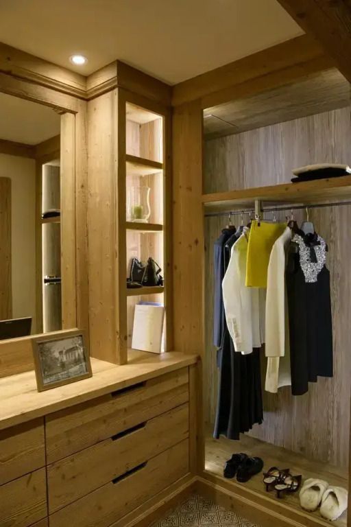 Detailansicht des Kleiderschranks mit Kleiderstange