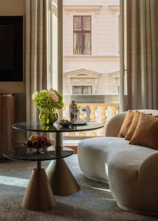 Gemütliche Sitzecke mit Balkonblick in einem Hotelzimmer