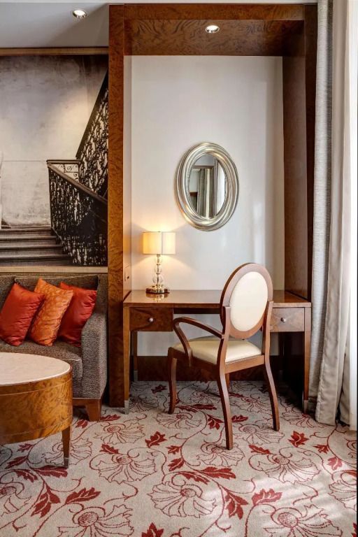 Elegante Sitzecke im Zimmer mit Schreibtisch Spiegel und Sessel