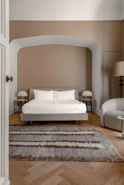 Elegantes Schlafzimmer in der Junior-Suite mit großem Bett und moderner Einrichtung