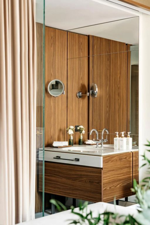 Moderner Waschtischbereich mit Holzelementen und stilvollen Accessoires