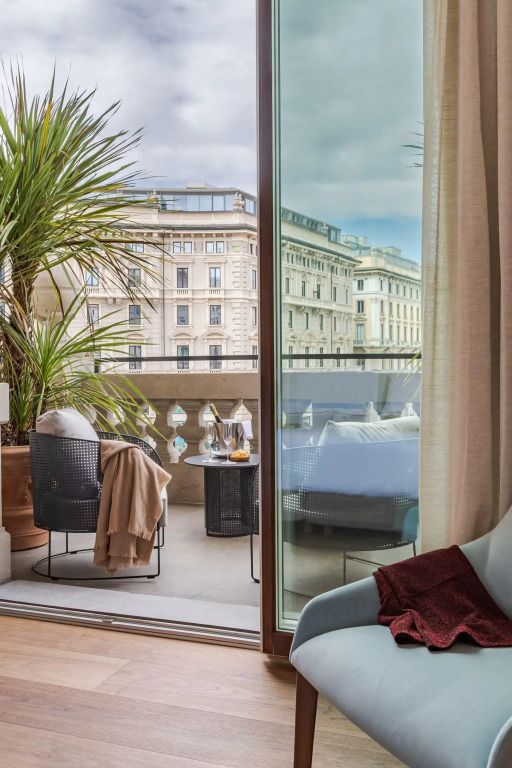 Balkon mit Ausblick auf historische Gebäude und stilvollen Möbeln