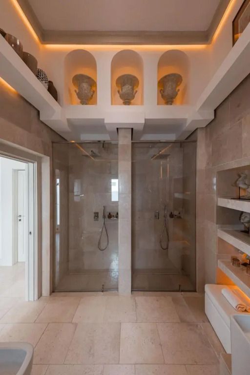 Luxuriöses Badezimmer mit zwei Duschen und Dekoration