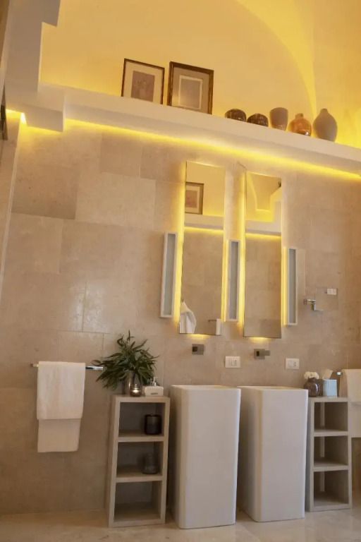 Elegantes Badezimmer mit zwei beleuchteten Spiegeln und hochwertigen Waschbecken