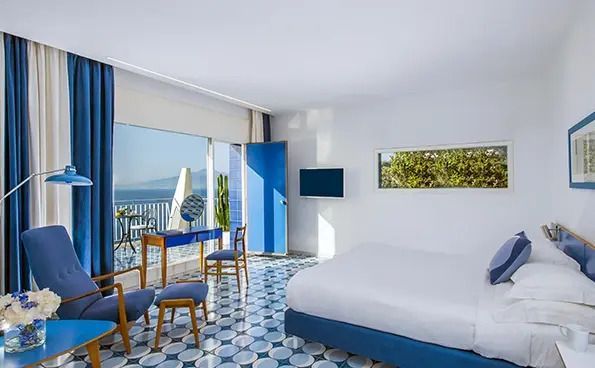 Luxuriöses Zimmer mit Meerblick, modernem Design und Balkon