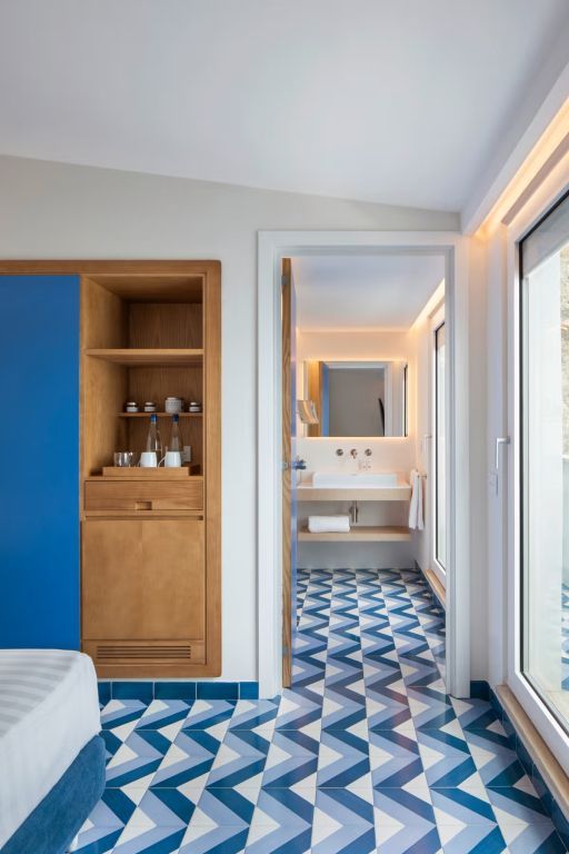 Badezimmer mit Zugang vom Zimmer