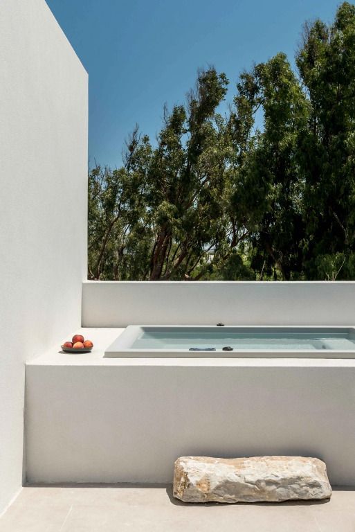 Private Außenterrasse mit Whirlpool und Ausblick auf die umliegende Natur auf Paros