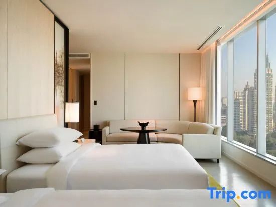 Modernes Deluxe Doppelzimmer mit zwei Einzelbetten und Panoramablick auf die Stadt