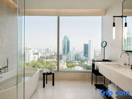Luxuriöses Badezimmer mit freistehender Badewanne und Blick über die Stadt