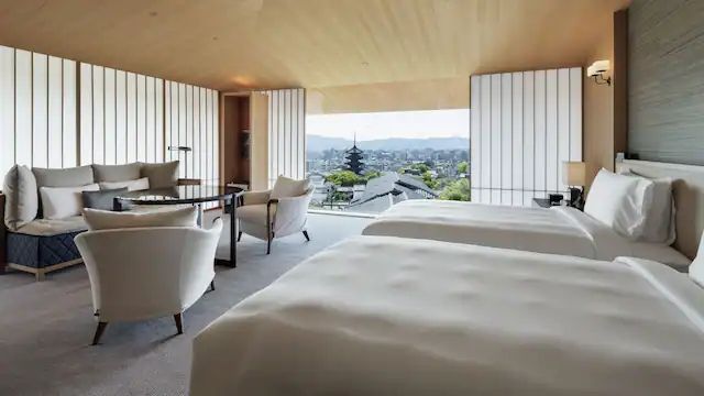 Zimmer mit Panoramablick auf Kyoto und ikonischer Pagode im Hintergrund