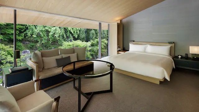 Elegantes Doppelzimmer mit Blick auf grünen Garten und modernem Dekor