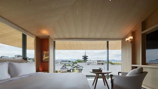 Zimmer mit Panoramafenster und Blick auf die Pagode und Dächer von Kyoto im Park Hyatt