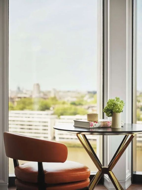 Heller Raum mit Blick auf die Stadt durch große Fenster