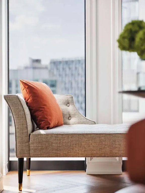 Bequemer Sessel in einem modernen Hotelzimmer mit Aussicht