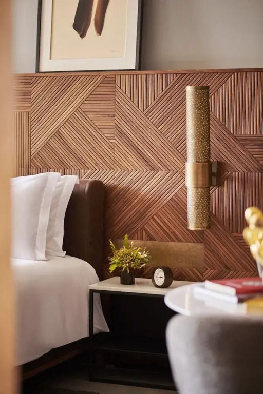 Modernes Zimmerdetail mit Holzwandverkleidung und stilvoller Beleuchtung