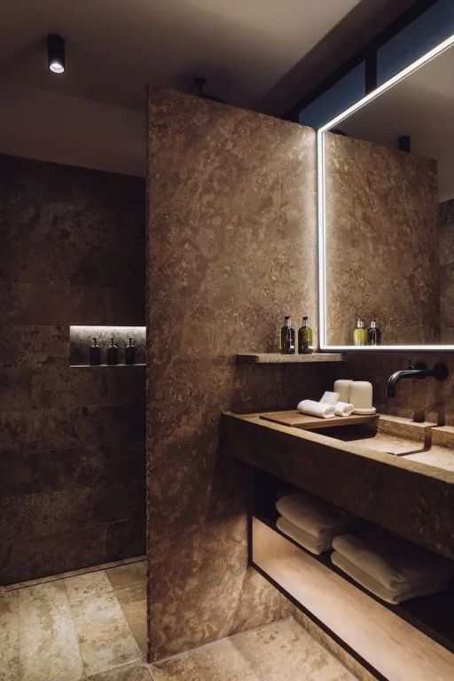 Elegantes Badezimmer mit beleuchtetem Spiegel und luxuriösen Annehmlichkeiten