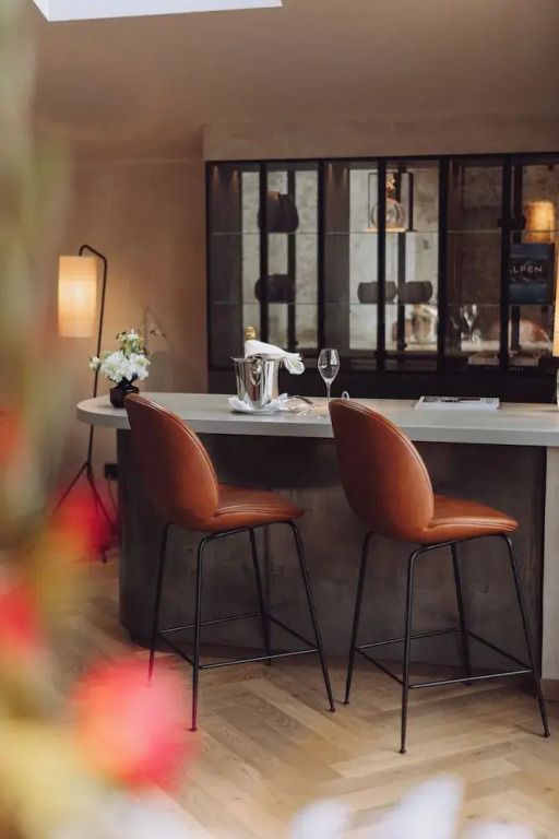 Moderne Bar mit elegantem Tisch und bequemen Barstühlen im Zimmer